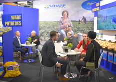 Schaap Holland, rechts Moniek Wisse en links Andre Adamse in gesprek.