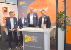 Rene Vanwersch, Tim van Haandel en Gerard Hoekman en Ibrahim Alalaf van Mulder Holland. More than onions: ook aardappelen en knoflook.