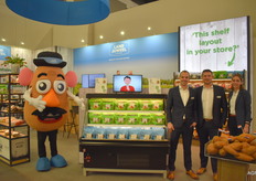 Michiel Meijering, Frank Poelman en Mariska Verkleij van Landjuweel Potatoes. Nieuw is de magnetron verpakking Zippop. Een verpakking waarin het bovenste gedeelte gevuld is met gedroogde kruiden. Tijdens de opwarming zet de verpakking uit en worden de kruiden gelijkmatig over de aardappelen verdeeld en kan het zo op tafel.