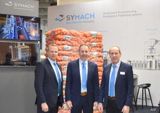 Marco Maljaars, Johnny de Bat en Patrick Gijsel van Symach. Pallettransportsystemen na het palletiseren en omwikkelen worden steeds meer toegepast. JWK uien en Kwaak aardappelen op de stand vinden na de beurs hun weg naar de voedselbank van Berlijn.