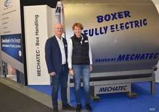 Henk Petter en Sabine Gerards van Mechatec poseren voor een Boxer kistenwasmachine.