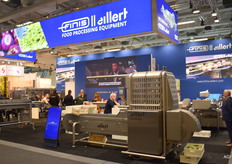 Finis en Eillert. Op de voorgrond de Cabro, een ontkernmachine voor ijsbergsla en koolsoorten en snijden van bloemkool en broccoli in roosjes.