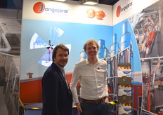 Jesse Vonk rechts van Jongejans Luchttechniek in gesprek met een klant.