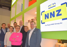 the Royal NNZ Group bv heeft een mooi feestje te vieren met haar 100 jarig bestaan en de titel 'Koninklijk'. v.r.n.l: Martin Schenk, Pytsje Douwes, Anne Audra, Guido Neumann, Robin Frederic Wolf, Anastasiya Burakova, Stefan Thürling en Marcel Pouw. Celebrating Years in Packaging. Mooi dat kroontje boven de letters NNZ.