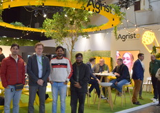 Steven De Cuyper van Agristo met het India team.