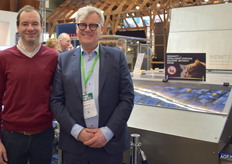 Jens en Johan Vanhemens poserend bij de NEWTEC, Celox-P-Dual VHD Optische sorteermachine voor het sorteren op vorm, grootte en kwaliteit.