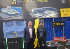 Mattias Mergaert en Justin Bruggeman van Deprez bij de Big Bin Potato Handling. 4700 liter inhoud heeft de Big Bin die past in het volautomatisch transportsysteem van non-stop vullen, ledigen en bewaren in stellingen. 