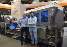 Lars Heuvelmans en Jesper Strocken van Sormac BV poserend bij de nieuwe hygiënische uienschiller USM-H 100