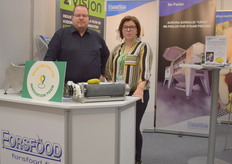 Rune Sars en Anita Keskikoivisto van Forsfood. Aurora Borealis Peelers. Naast carborundum rollen leveren zij ook rollen met mesjes voor een zeer dunne schil.