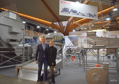 Henri en Elise De Bruyne van De Bruyne NV poserend bij de Carborundumschiller 14 RLX 3000 met grote capaciteit en de frietsorteerder/ontwateringstriller met RVS rollen