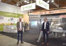 Alexander Dewilde en Siemen Abrams van Optimum Sorting. Rechts de Ventus vrije val laser en hyperspectraal sorteerder. Optimum Sorting werd door Flanders  Investment & Trade uitgeroepen tot exporteur van het jaar 2024.