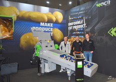 Jan Willem Lambregtse, Jan Pieter Reijnoudt en Niek van der Vlies van MCR Machinery poserend bij de nieuw geïntroduceerde pootgoedsnijder.