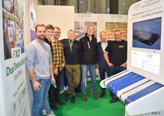 Chiorino Benelux, rechts, Willem Oppers en Mark van Hemert in gesprek met mensen van Peka Kroef. 