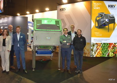 Lene Boes, Steven Geers, rens Bakker, Gregory Gouters, Martijn Decauter, Kevin Lismont van Key, poserend bij de Compass optische sorteerder voor diepvries groente/fruit.