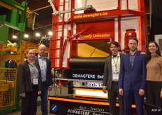 Ingrid Ooghe, Jan, Tom, Stijn en Nele Dewagtere van Dewagtere Engineering. Poserend bij de onderlosser die 35 ton aardappelen in slechts 6 minuten kan lossen.