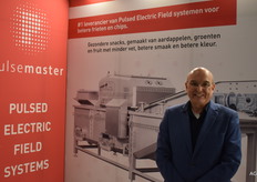 Mark Deboevere van Pulsemaster. Op de achtergrond de PEF 100 machine met een capaciteit van 60 ton per uur.
