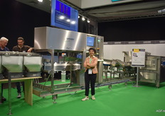 Marine Geffroy van Visar Sorting poserend bij de Sortop optische sorteerder voor bv wortelen en aardappelen met 10 uitgangen.