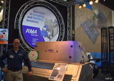 Michel Remijn van RMA Techniek bij de digitale maatsorteerder voor aardappelen.