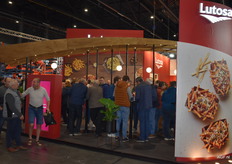 De stand loopt vol, zeker als er wat te bikken valt.