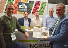 Nicolas Bouwens, Brent Dobbels en Nico Anseeuw van Constructie Bruynooghe geflankeerd door Jurriaan Oudejans en Peter Quik van Quik’s Quality Potatoes  