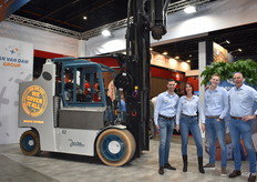 Bas en Liza van Dam, Dennis Oorschot en Jan van Dam. Zij zijn gespecialiseerd in machine transport world wide.