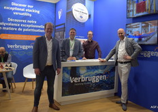 Daniel Noorland, Johan van der Reest en Rutger Verbrugge van Verbrugge Palletizing Solutions. Jouke Aalvanger, 3e van links, werkt voor Eqraft en kwam even buurten.