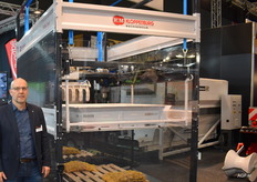 Bart Kloppenburg van Kloppenburg machinebouw poserend bij de basic palletiseerder die 5 tot 50 kilo zakken tot 1000 zakken per uur weg kan leggen op een pallet.