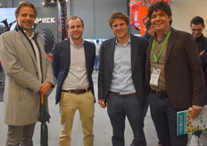 Rémy en Emiel Tanghe van RTL Patat en RTL Onions met Boudewijn van Fraassen en Mario Nieuwenhuijse van LC Packaging. Mario met de beursspecial van Primeur in de hand: 'die ga ik vanavond eens fijn lezen'.