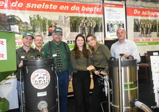 Het team van Agrodust, gespecialiseerd in industriële stofzuigers. In de spotlight het 25-jarig bestaan van het bedrijf, waarbij het verschil tussen de eerste en laatste stofzuiger de ontwikkelingen lieten zien.