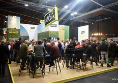 De tweede dag van de beurs was erg druk. Buiten het beursgebouw was het zoeken en naar een parkeerplaats en bij de grote verwerkers was te zien waar de aandacht van de bezoekers op gericht was.