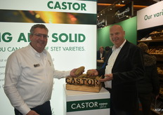 Walter Testers en Jos Scholtens van Stet Holland. Hier poserend met haar nieuwe ras Castor. "Ideaal om tot friet te verwerken", zo stellen de twee.