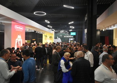 Clarebout, bekend van haar diepvries aardappelproducten, had de gangen van het beursgebouw in Kortrijk overgenomen. Links was een frietkraam uitgestald en rechts een bar, waardoor deze passage alle dagen volledige volgepropt was.