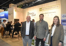 Bart Nemegheer, Wouter Devlies en Ellen Nemegheer van De Aardappelhoeve. Op de uitgebreide stand stond The Potato Chef, het conveniencemerk voor verwerkte aardappelproducten, centraal bij het bedrijf.