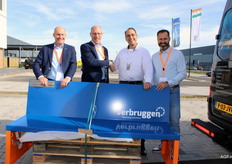 Geheel in Verbruggen stijl een mooi bank voor bij het nieuwe pand.