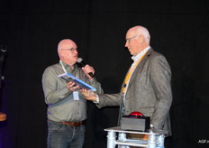 Het eerste boek over de geschiedenis van Verbruggen werd overhandigd aan Alex Verbruggen.