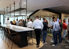 De werkplekken bekijken.