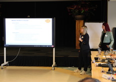 Farina Lurz en Lisa Buddrus van Agrarmarkt Informations-Gesellschaf in Duitsland