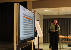 Farina Lurz en Lisa Buddrus van Agrarmarkt Informations-Gesellschaf in Duitsland