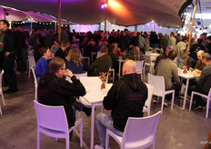 Bezoekers worden getrakteert op koffie met taart