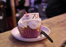 Bezoekers worden getrakteert op taart