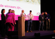 Bas van den Hemel overhandigt de cheque van 10.000 euro aan de winnaar van de Innovatie Award