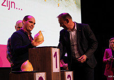 De winnaar van de Grootste Ui-verkiezing, Twan Mollen, bewondert zijn grootste ui