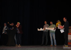 Onder de vakkundige leiding van veilmeester Gilbert Bastiaanssen werden de kistjes voor het goede doel geveild.