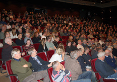 De zaal volgt aandachtig de veiling
