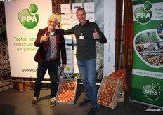 Ook Wim Waterman poseert bij de mooiste bewaaruien, samen met veilmeester Gilbert Bastiaanssen