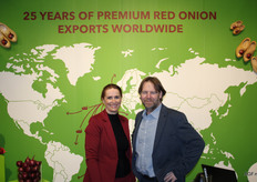 25 jaar exporteert Carl van de Wiel al rode uien over de hele wereld. Een feestje waard voor Linda en Carl