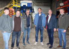 Allemaal uit de uien: Mike de Koster met zijn zoon van WDK Onions, Jaap D'Hont van Sorteerbedrijf D'Hont, Nico Overduin van Tuns bv, Peter van de Velde en Mateusz Maćkowski van Global Onions.