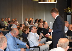 Marcel Nieuwenhuijse geeft toelichting op een vraag uit de zaal.