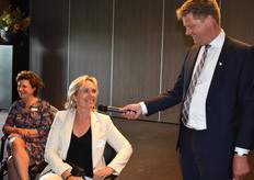 Janine Luten directeur GroentenFruit Huis grapt met de voorzitter.