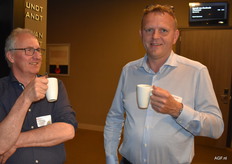 Tijd voor een bakkie. Henk Jansen van Arjazon en Jaap Niewenhuijse van Jonika.